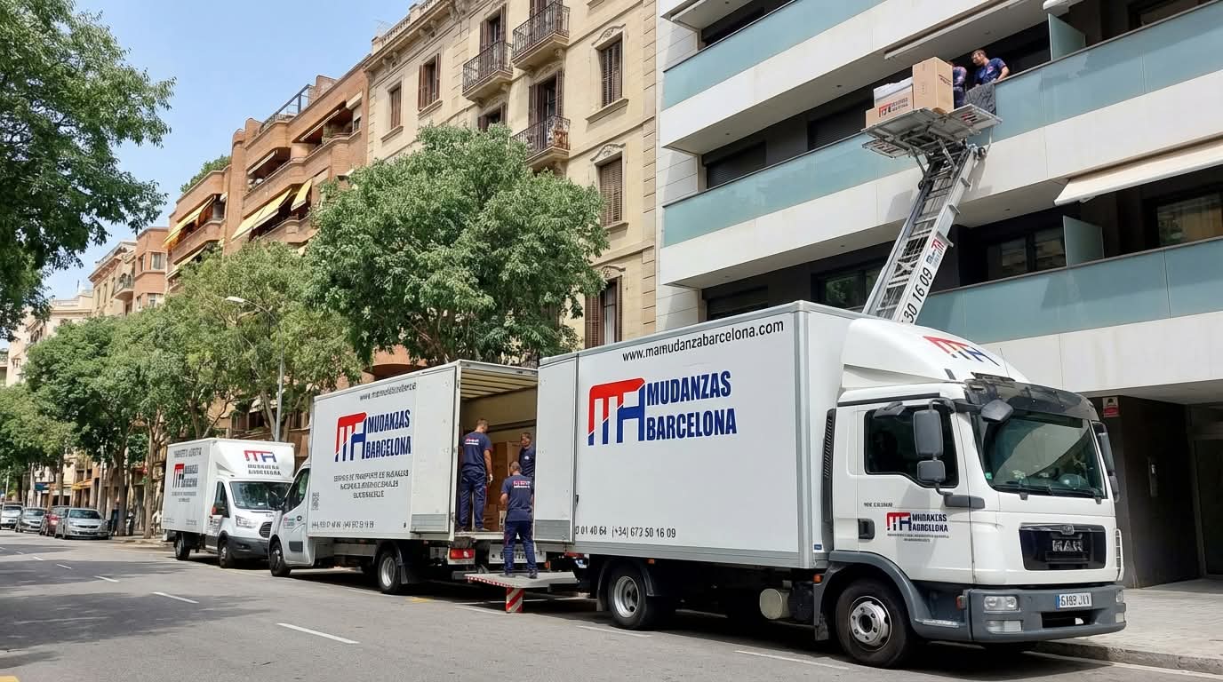 Camiones de MAMudanzas Barcelona en acción en las calles de Barcelona